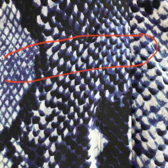 Diane von Furstenberg Top Womens 6 Black Snake Print Silk Hidden Button Front - Picture 10 of 15